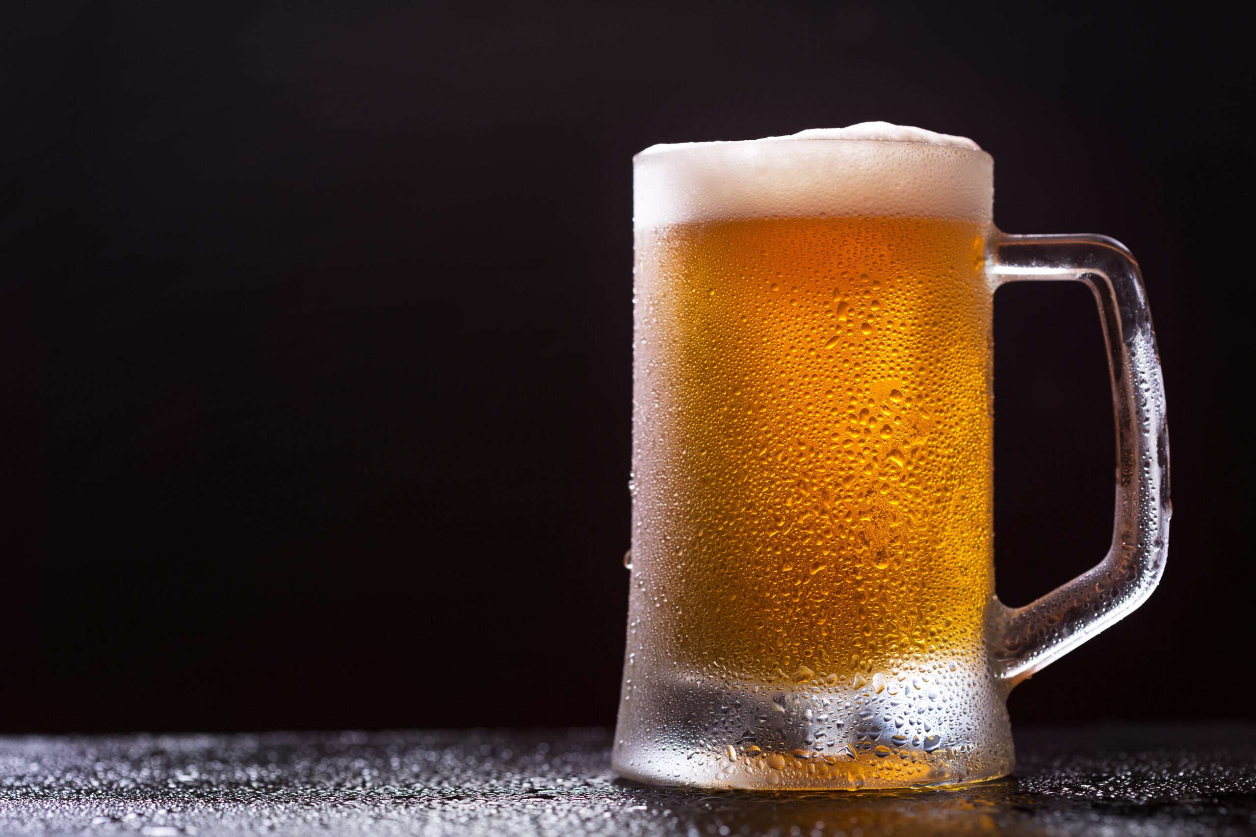 中国の暗いテーブルの上に置かれたビールのジョッキ。