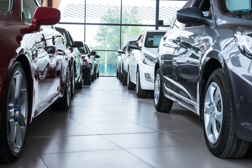 中国の展示会中に展示されていた一組の汽車。
（翻訳：中国のショールームに駐車された車のグループ。）