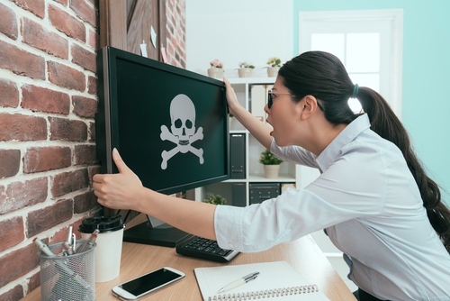 中国滞在中に、どくろが描かれたコンピューター画面を見ている女性。