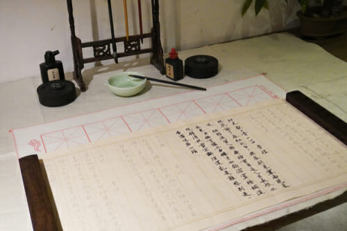 一つの中国卷軸の上に中国文字があります。
