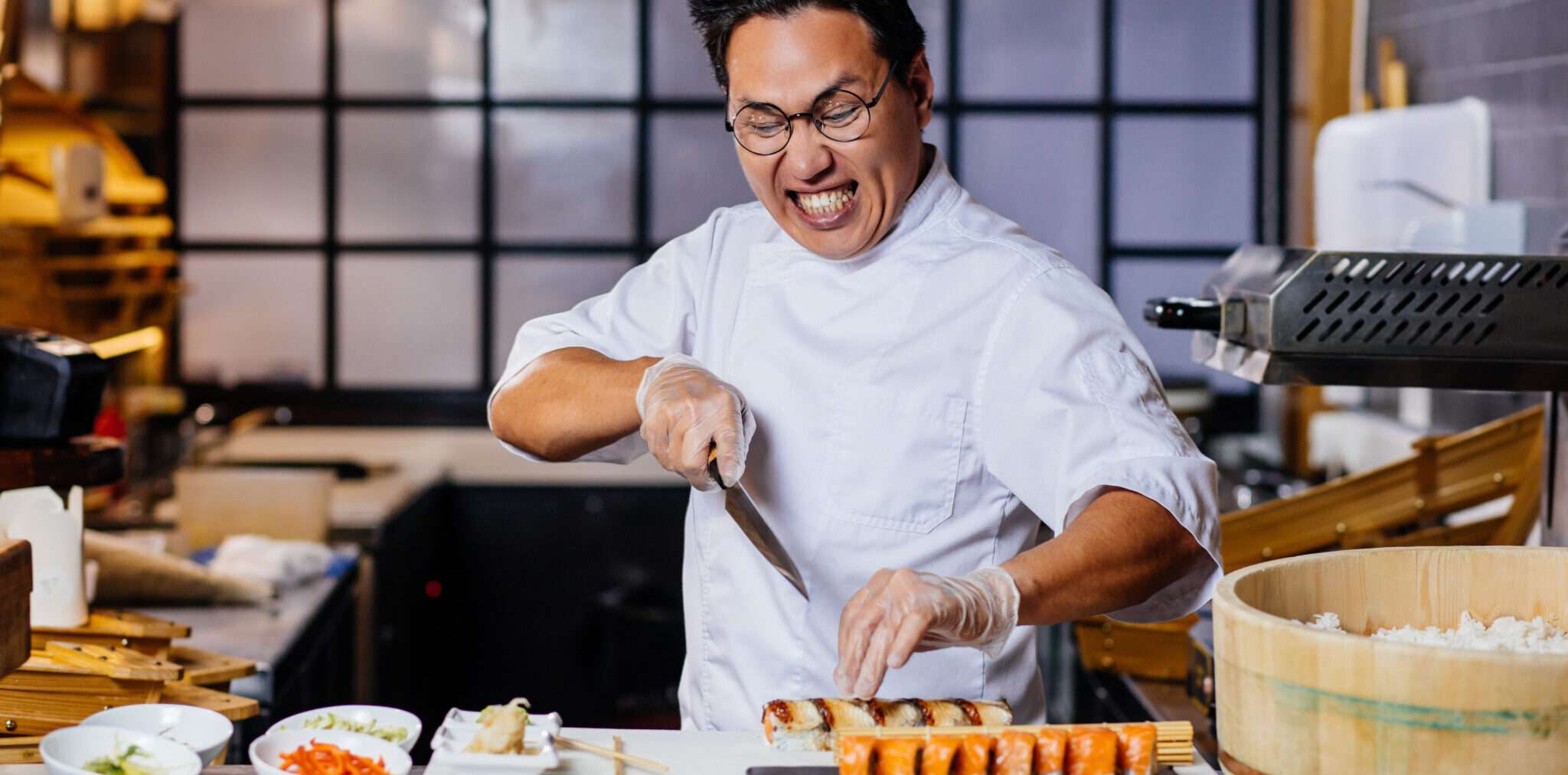 中国のレストランでシェフが寿司を作っています。