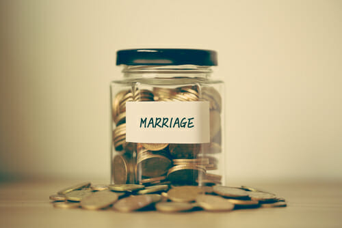 中国をテーマにした、結婚という言葉が描かれたコインの入った瓶。