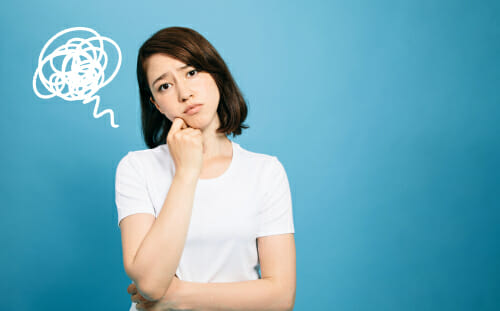 あごに吹き出しを描いたアジア系の若い女性で、中国 (中国) の文化を表しています。