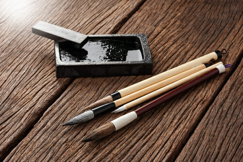 中国の木製テーブルの上にあるペイント ブラシのセット。