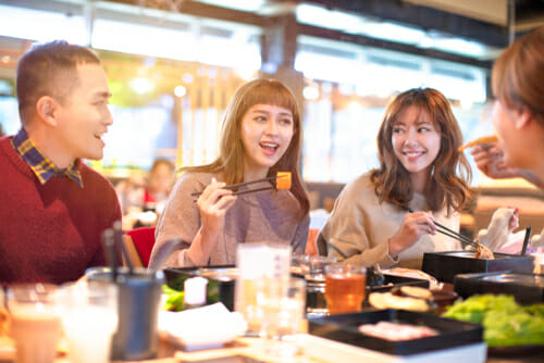 レストランで食事をする中国の友人のグループ。
