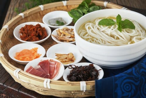 中華麺、肉、ハーブが入ったバスケット。