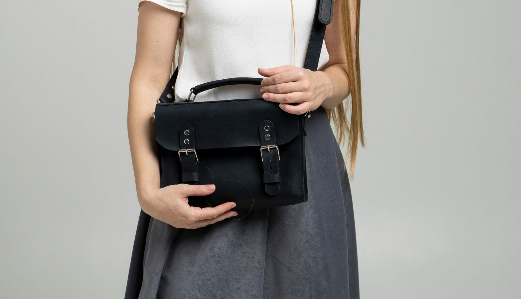 中国で黒い革製かばんを持つ女性。