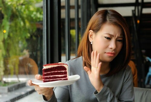 中国でレッドベルベットケーキを持った女性。
