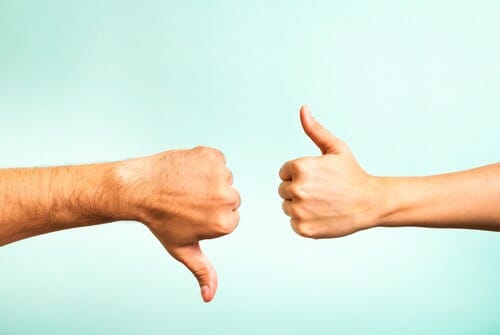 中国スタイルの青い背景に 2 つの親指を立てて、親指を下げます。