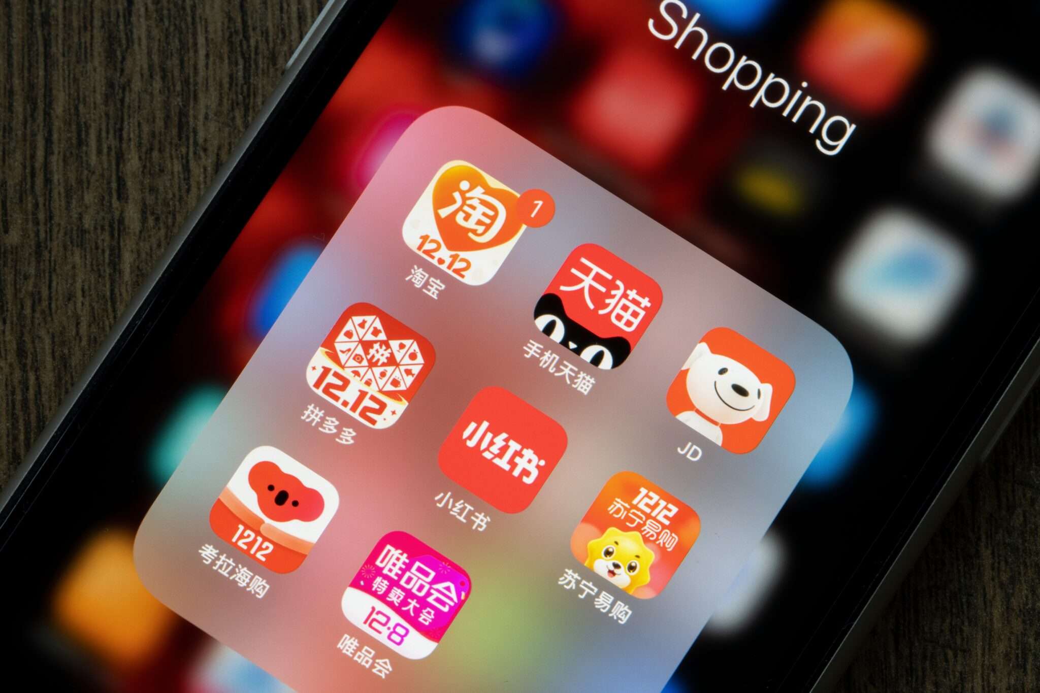 中国の文字が表示されたスマートフォン。
