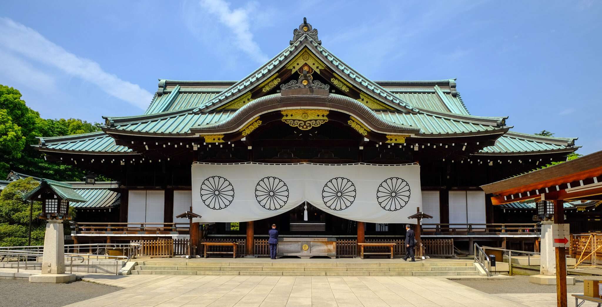 木の屋根と木のドアを持つ大きな建物。