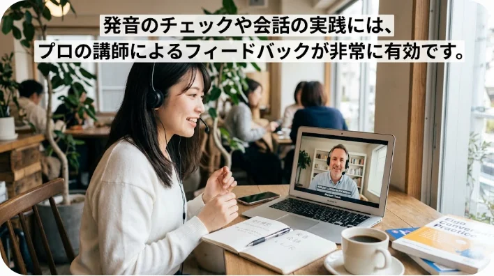川で激しくパドルを漕ぐドラゴンボートレースの様子と、川岸で応援する大観衆