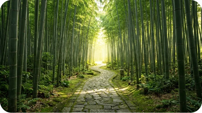 明るい彼方へと続く曲がりくねった石畳の道がある静かな竹林の風景