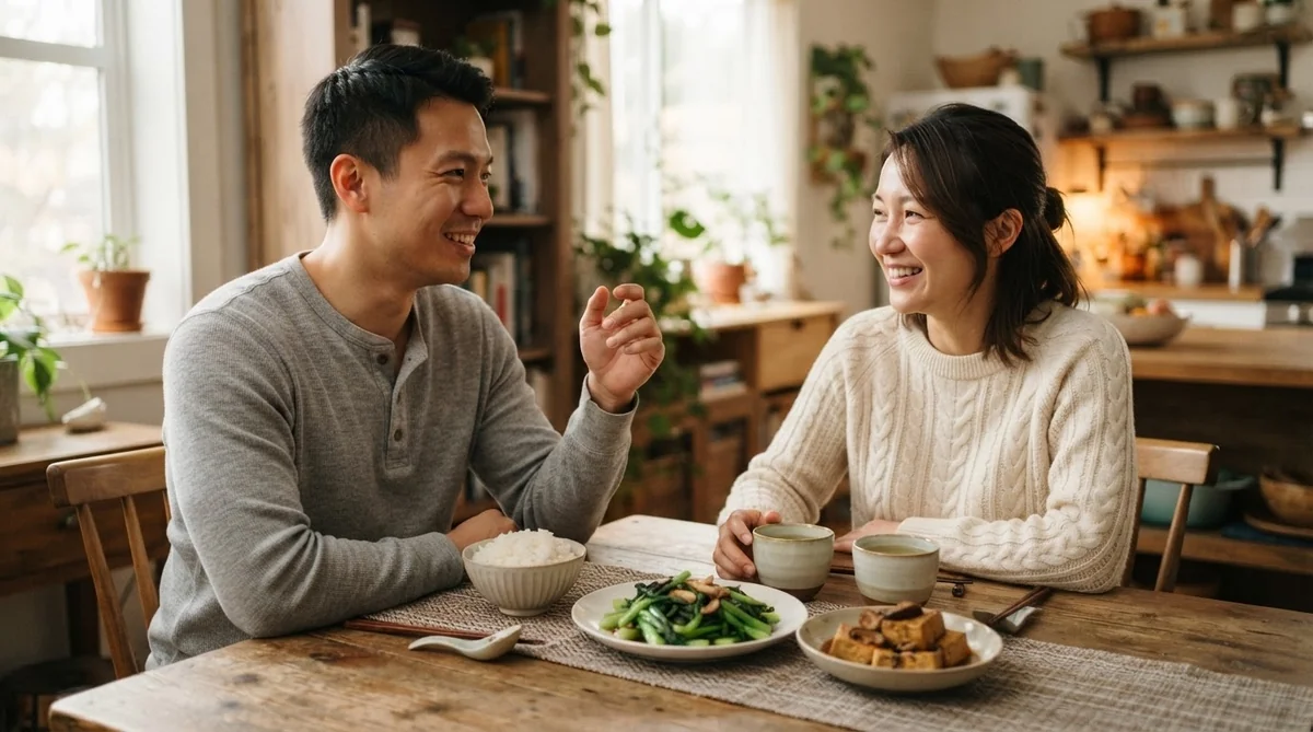 食卓で会話を楽しむ男女の様子