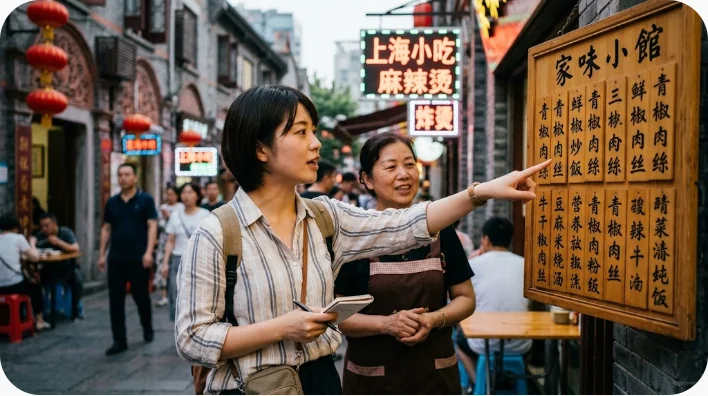 中国の観光地で日本人旅行者が現地の成人に背景を示しながら写真撮影を頼む場面